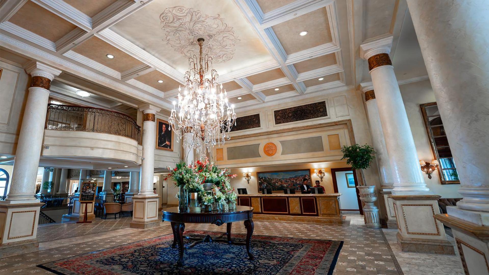 Palazzo Hotel Fourways Exterior photo The lobby of the Hilton San Diego Bayfront